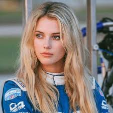 Ella es Lindsey Brewer, la piloto que conquista las pistas y roba suspiros 