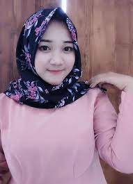 Di antara semua warna, jilbab pink memberikan kesan anggun dan manis. Model Cantik Berjilbab