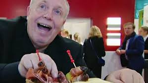 Hier habe ich den kleinen medizinball versteckt, sagt reiner calli calmund und zeigt dabei lächelnd auf seinen umfangreichen bauch. Reiner Calmund Feiert Geburtstag Dickes Kleines Bandito Im Zirkus Sarrasani N Tv De