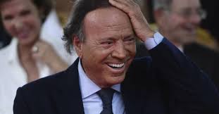 Investigan denuncias de acoso sexual contra Julio Iglesias