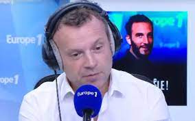 Créée en 2001 par jérôme bellay et yves calvi (qui en fut le présentateur de 2001 à 2016). France 5 Axel De Tarle Aux Commandes De C Dans L Air Le Week End Le Parisien