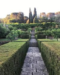 Tuscan Garden With Elegant Green Structure Topiary Luciano Giubbilei On Instagram Landscape Design Tuscan Garden Garden Planning