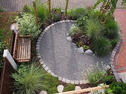 Vorgarten Sitzecke Ahnliche Tolle Projekte Und Id Small Garden Design Landscape Edging Diy Small Front Yard Landscaping