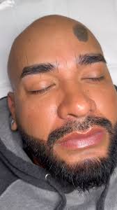 Un poquito por aquí, un poquito por allá y listo !! Cejas Masculinas &  Neutralización de labios ya Cicatrizados 🤩 🫶🏼