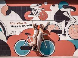 オランダ旅 オランダは自転車大国 自転車専用の道もあるし 信号もある オランダ人は1人1台自転車を持ってるみたい 中には 2台持ってる人もいるらしい 笑 そんなオランダでは ウォールアートも自転車だった 体験 movie posters poster