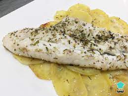 Merluza al horno con patatas panaderas - Fácil