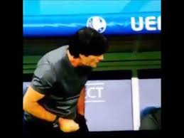 Jogi fast sich einmal paar mal an die e. Jogi Low Em 2016 Hand In Der Hose Youtube