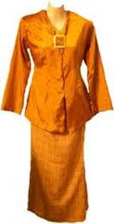 Baju kurung lelaki juga dikenali juga sebagai baju melayu. Baju Kurung Teluk Belanga Tulang Belut Dipakai Oleh