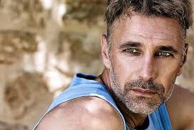È stato protagonista di una fiction che è andata in onda nelle scorse settimane su canale 5 e da qualche giorno è stato ufficializzato il fatto che prenderà il posto di terence hill a don matteo. Raoul Bova E La Famiglia Allargata Finalmente I Miei Figli