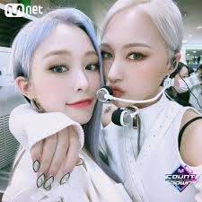 Dreamcatcher Gahyeon Siyeon In 2021 Dream Catcher Metal Girl Girl Bands