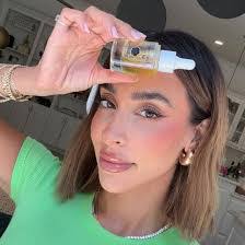 Courtney Shields's Instagram, Twitter & Facebook