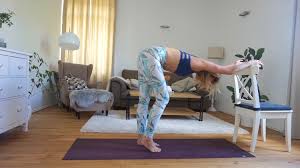 Wie viel schmerz verspüren sie, wenn sie ihre hintere oberschenkelmuskulatur statisch dehnen (beim versuch im stehen mit gestreckten knien die fußzehen zu berühren)? Sechs Ubungen Gegen Ruckenschmerzen Durch Zu Vieles Sitzen Feel Move Heal