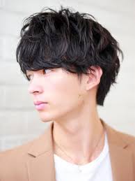 面長 髪型 メンズ特集 前髪やサイドのアレンジで輪郭をカバーした男性のヘアスタイルを厳選紹介 メンズファッションメディア otokomae メンズ ヘアスタイル メンズ パーマ モテ 髪型