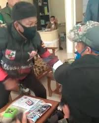 Katadata.co.id adalah perusahaan media dan riset berita terkini ekonomi dan bisnis indonesia yang memadukan kekuatan jurnalistik dan ketajaman analisis. Viral Video Oknum Anggota Ormas Tinju Wartawan Wartahukum Com