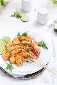 Campur udang dengan minyak goreng , air jeruk lemon dan saori® asam manis, aduk rata, tusuk dalam tusukan sate. Udang Bakar Asam Manis