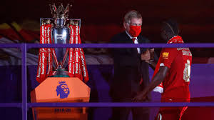 Jurgen klopp's men have finally placed their hands on the silverware nearly a month after they were crowned champions. Liverpool Lift Pl Trophy For The First Time