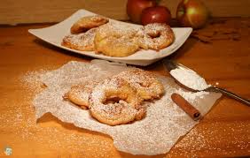 Apfel Im Schlafrock Mit Zimt Staubzucker Osterreichische Mehlspeise Ganz Einfach Selbst Gemacht Das Rezept F Apfel Im Schlafrock Rezepte Lebensmittel Essen