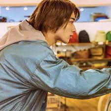 画像に含まれている可能性があるもの 1人以上 座ってる 複数の人 子供 屋外 横浜流星 横浜 顔