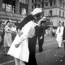 Metoo has been painted on a statue depicting an iconic photograph following the death of one of its subjects, a world war ii sailor who was pictured kissing a dental nurse upon his return home. Beso Robado Vj Day Famous Photos Kiss Poster