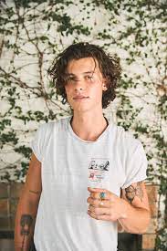 Here's every photo of his long curly locks! J 14 Magazine There S Nothing Better Than Shawn Mendes Hair The Man Is Seriously Stunning So We Broke Down Every Single Photo Of His Luscious Locks Since Quarantine Started Https Bit Ly 2k3idia