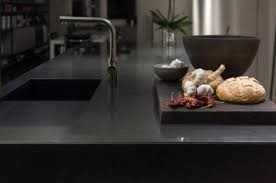 Amerikan mutfağınızda eğer iyi bir aspiratör yok ise yemek yaptığınızda tüm odanız mutlaka olarak yemek kokuyor olacak. Acik Mutfak Mi Klasik Mutfak Mi Decor Tips