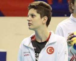 Eczacıbaşı voleybol takımının başarılı libero oyuncusu simge aköz'ün kim olduğu merak konusu oldu. Voleybolcu Ebrar Karakurt Nereli Yasi Bilgi Kahini