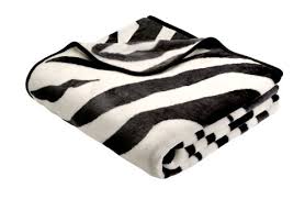 Das relativ hohe eigengewicht der decke verhindert lästiges flattern. Biederlack Wohn Und Kuscheldecke 85 Polyacryl Dralon Veloursband Einfassung 150 X 200 Cm Schwarz Weiss De Luxe Zebra 136963
