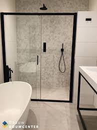 industriele badkamer met marmerlook hexagon badkamer badkamer inspiratie badkamerideeen