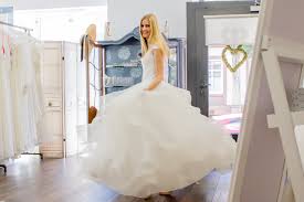 Ich habe ein prinzessin brautkleid mit schleppe,spitze,glitzer und stickereien. Sv2ipsxojzmrcm