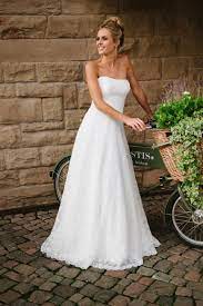 Weisschampagner brautkleid trägerlos hochzeitskleid spitze. Hochzeitskleid Tragerlos Mit Weitem Rock Spitze Und Corsage Hochzeitskleid Hochzeitskleid Corsage Brautmode
