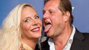 Zum schluss war er als entertainer anerkannt, doch sein viel zu früher tod riss ihn aus der mitte der familie. Daniela Buchner Lasst Bei Instagram Die Hullen Fallen