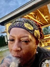 Holly's smoking a 🚬?! 😲