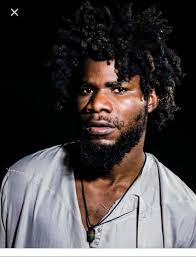 Pilato stops singing suddenly, fans react