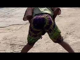 Baikoko na chura style zawaacha watu mdomo wazi. Mtazame Tanasha Dona Wa Diamond Platnumz Akikatika Viuno Tanasha Don