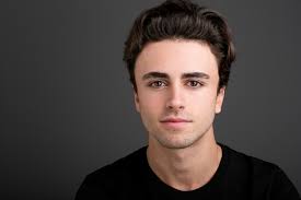 Personality profile page for samuel garcía domínguez in the élite (2018) subcategory under television as part of the personality database. Personajes Principales