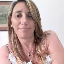 Vendo por Mudanza : Se Retira por Boulogne. 6 Vasos de Cristal con asas :$  28.000 Florero Azul $11.000 Florero blanco y dorado $ 8.500 Botellon $9.900  Cama Hierro Forjado tamaño Queen :$