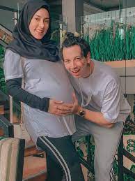 Ulang tahun selalu jadi momen spesial bagi siapapun tak terkecuali bagi king faaz, anak fairuz a rafiq. Hari Persalinan Makin Dekat Ini 6 Potret Fairuz A Rafiq Pamer Baby Bump Kehamilan Anak Ketiga Showbiz Liputan6 Com