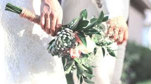 Try to find flowers in different sizes, some big, and small attach the flowers in the same direction. Diy Wedding Bouquet The Best Flower Combinations Thatsweetgift