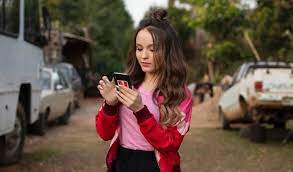 Follows the young ana, who studied fashion design dreaming of becoming a great stylist but dropped everything to become a digital influencer for a famous brand. Flugmodus Film Rezensionen De