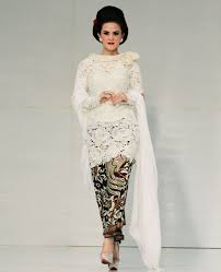 Kebaya pengantin dari batak sendiri pada umumnya mengenakan kain kebaya biasa, namun dilengkapi dengan kain ulos. 50 Inspirasi Model Kebaya