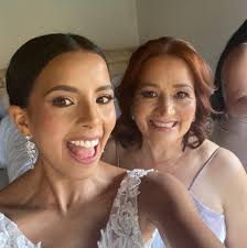 KarolG esta estrenando nuevo tatuaje, ¿qué les parece la mariposa que se  acaba de hacer en su brazo derecho? 🦋📷:tatubaby