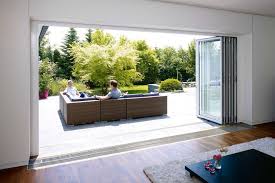 Bodentiefe Fenster Bieten Atemberaubende Ausblicke Und Sparen Energie Livvi De In 2020 Panorama Fenster Gartenmobel Sets Fenster