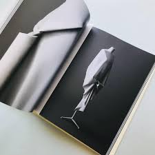 new stock］ Creating with Shapes Usha Doshi ・ ロンドンの美術大学Royal College of  Art（RCA）の教師であり、ファッションブランド「COS」の長年のパートナーでもあるUsha Doshiが考案した、革新的なデザイン手法を紹介した作品集。偶然にも孫たちが生地を裁断するの  ...