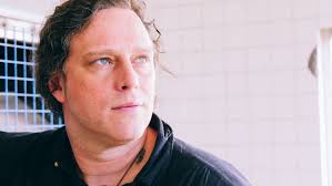 Sinds zijn achttiende is Ilja Reiman geen dag nuchter geweest. Op 30  augustus 2009 zoekt hij hiervoor voor het eerst hulp. Hij is dan net een  paar dagen veertig jaar. 'Ik ben