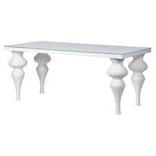 Finished with all high gloss, the table integrates the elegance in appreance with the practical use, it is easy to clean and maintain during daily life. White High Gloss Dining Table Shabby Store