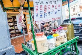 古早味麵茶 這種麵茶款式比較多樣 還有加很多的口味 一般吃到的就是單純的麵茶 只加入熱水攪拌