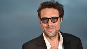 1 background 1.1 official description 1.2 voice of the mli intercom 2 places of interest 3 disney parks 3.1 tokyo disneysea 4 gallery 4.1 concept art 4.2. Nicolas Bedos Destabilise Claire Chazal En Lui Proposant De Prendre De La Drogue Gq France