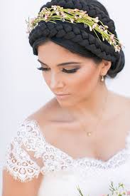 Kisui brautmode, traditioneller spanischer schleier, spitze, natur, sonne, haarschmuck, brautfrisur, brautshooting, hochzeitsfotografie, planung & styling. Brautkleider In Der Sonne Andalusiens Brautkleid Brautfrisur Braut