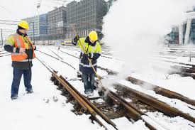 In vught stond het tentdak van een schaatsbaan op instorten door het gewicht van de sneeuw. Sneeuwval Veroorzaakt Wisselstoringen Treinen Vallen Uit Spoorpro Nl