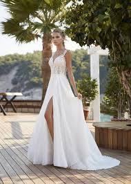 Pailletten und strass machen brautkleider glamourös! Brautkleider 2021 Brautkleider Brautmode Herrenanzuge Von Lecher